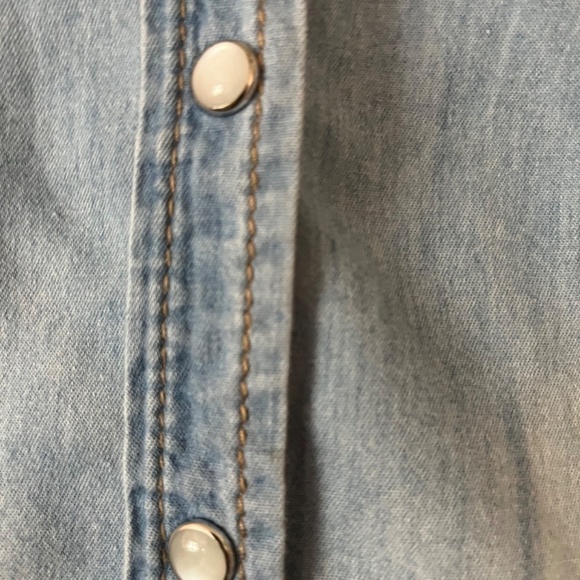 Wet Seal Light denim button down shirt cute med chambray pearl buttons - Picture 4 of 5